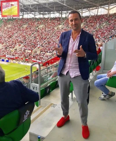 JanParowka - Robert już na stadionie, pokazuje cieszynką, że to PIO PIO PIO dziś szcz...