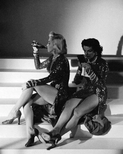 JanParowka - Marilyn Monroe pije colę a Jane Russell sprawdza co słychać na tagu # pr...