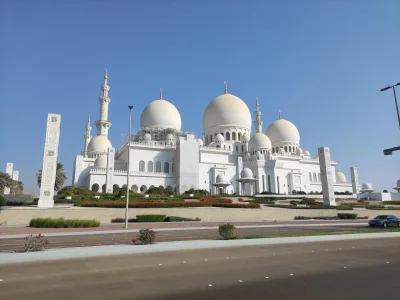 pol-scot - Wielki meczet w Abu Dhabi. W środku znajduje się największy żyrandol na św...