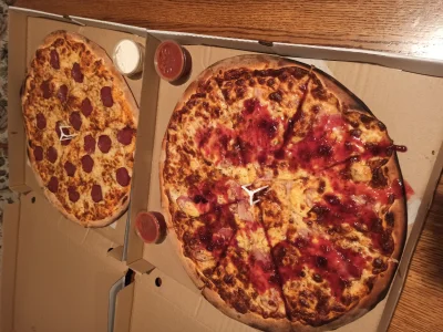 diway - Wjeżdżaja pizze na kolacje. Jedna salami, druga z boczkiem, oscypkiem i żuraw...