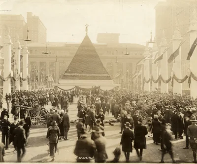 Nupharizar - Piramida z niemieckich hełmów. Nowy Jork 1919 r.

#historia #historiajed...
