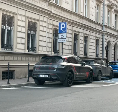 JanParowka - Hejka, zobaczcie kto tak ładnie dziś zaparkował w Krakowie na rogu ul. Z...
