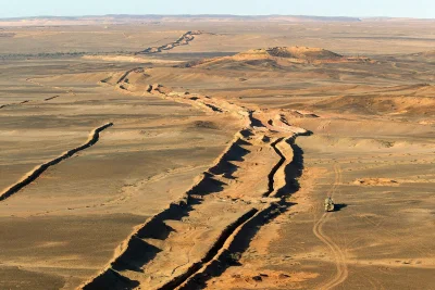 SuperDuperHornet - Maroko okupuje Saharę Zachodnią i postawili mur z piachu p patyków...