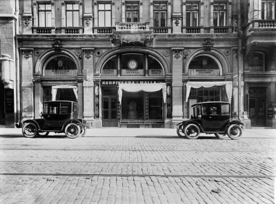 francuskie - Salon Peugeot w Helsinkach w 1920 roku a przed nim... dwa samochody elek...