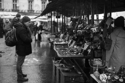 Monochrome_Man - Stoisko z pęczkiem starych aparatów. ᶘᵒᴥᵒᶅ

#dailymonochrom
#foto...