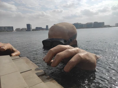 pol-scot - Yas Bay w Abu Dhabi, palec rzeźby jest wielkości człowieka. Rzadko się to ...