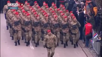 EarpMIToR - > Marsz wojskowy członków sił serbskich podczas parady wojskowej, skandow...