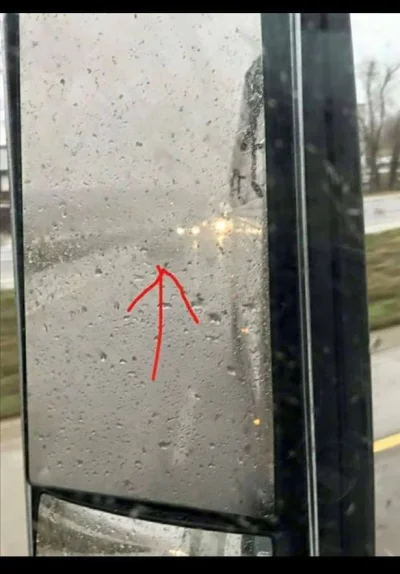 Uqes - Tył to #!$%@?, tyle widać w lusterku ciężarówki, jak jakiś as jedzie w deszcz ...