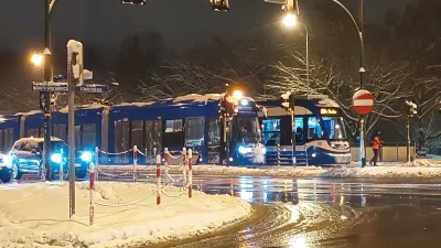 raFFcio - Mirki, ktoś wie do czego służy ten tramwaj w #krakow , który ma folie w szy...