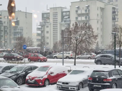 F_Ogot - @Ziom166: Jakieś 200 osób od 30 min czeka na autobusik ( ͡° ͜ʖ ͡°)