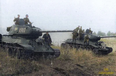 wojna - Czołgi T-35/85 z 4 Brygady Pancernej 1 Korpusu Pancernego podczas bitwy pod B...