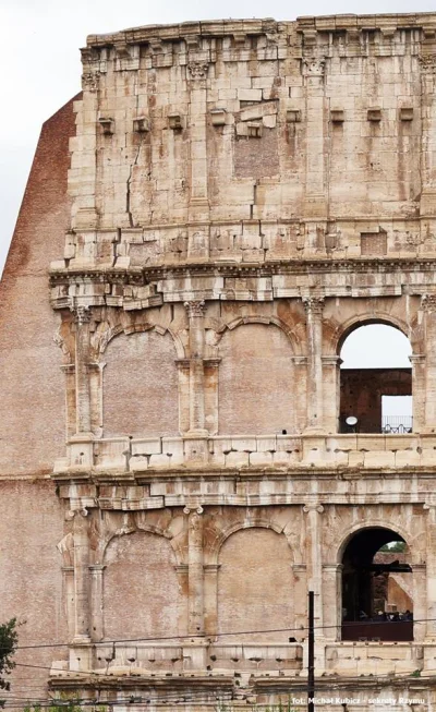 IMPERIUMROMANUM - Widoczne uszkodzenie Koloseum, spowodowane trzęsieniem ziemi

Na ...