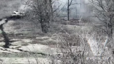 barnejzz - Ruski czołg vs. żołnierz. Ukraiński żołnierz chyba_ za długo czekał z wyst...