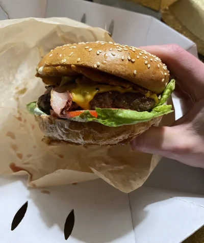 future_taylor - Nowy burger w zielonej- wół i stół na ptasiej. Daje okejke. #zielonag...