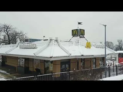 Poludnik20 - Odśnieżanie restauracji McDonald's w Śródmieściu, na wzgórzu po piecu hu...