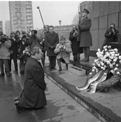 Petururururu - @kinlej: 7 grudnia 1970 r., kanclerz RFN Willy Brandt uklęknął przed P...