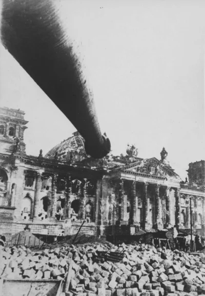 wfyokyga - Zdjęcie z lufy IS-2, czy jak to powiedzieć, wycelowana w Reichstag.
#nocn...