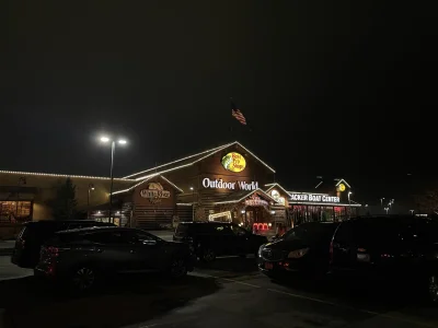 koba01 - Przeciętny sklep na przedmieściach. „Bass Pro Shops”. 
Lokalizacja: Altoona,...