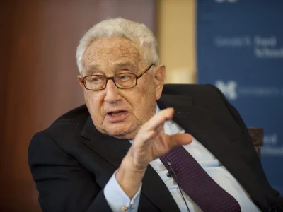 Smietniczka - Proponuję, aby pokojowo zakończyć Henry'ego Kissingera.