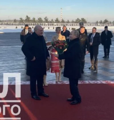 Grzesiok - oluś uśmiechnięty. Lubi jak wujek przyjeżdża...Tylko podobno wujek butów n...