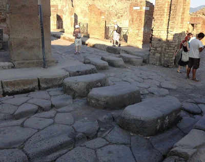 IMPERIUMROMANUM - Rzymskie „przejścia dla pieszych”

Na zdjęciu znajdują się rzymsk...
