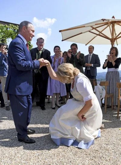 tony77 - a takie pokłony biła austriacka pani minister msz putinowi na swoim ślubie, ...