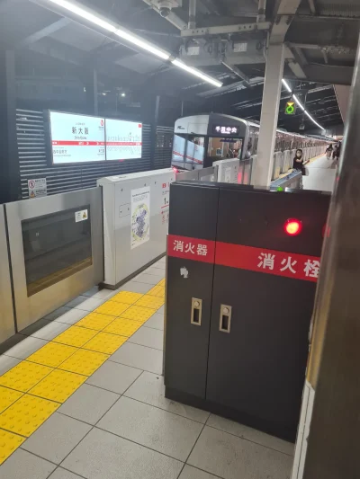 Shishu - zielone kółko w górnym prawym rogu sygnalizuje kierownikowi pociągu gotowość...