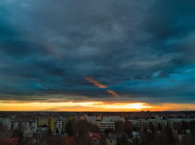 belu_p - Chmury podświetlane promieniami zachodzącego Słońca. Ślęża na horyzoncie. 20...