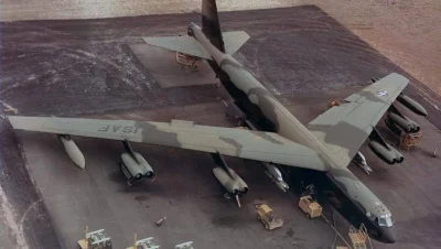 wfyokyga - Boeing B-52 Stratofortress podczas ładowania bombek.
#nocnewojny #nocnelot...