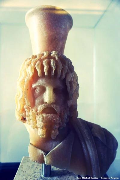 IMPERIUMROMANUM - Głowa Serapisa

Głowa Serapisa, wykonana z egipskiego alabastru, ...