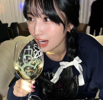 M.....m - Świąteczne winko

#momo #twice #japonka #koreanka #azjatki