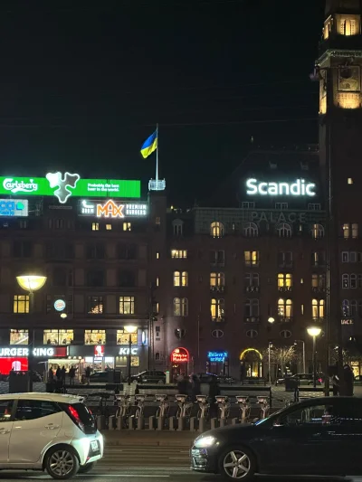 zafrasowany - Główny plac w Kopenhadze i ukraińska flaga. Czy to jeszcze Dania czy ju...