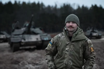Festung - Markus z 47 na tle czołgów + źródło: https://www.ukrmilitary.com/2022/12/47...