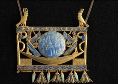 Loskamilos1 - Egipski złoty pektorał z lapis lazuli odkryty w królewskim grobowcu far...