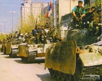 wfyokyga - Serbskie czołgi w mieście Bijelina, 1992. T-62 z osłonami? Zawsze mam prob...