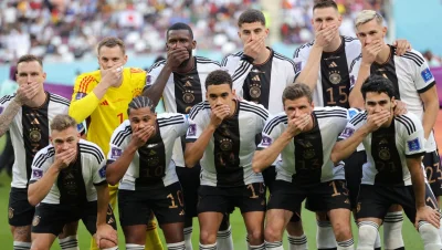 Mjj48003 - Reprezentacja Niemiec w piłce nożnej wykonała dzielny gest w kierunku dr n...