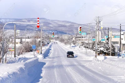 nowyjesttu - Okolice Sapporo, Japonia.
Te strzałki to słupki drogowe- takie są w cał...