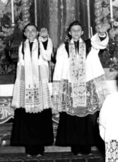 Coxex - A tutaj zdjęcie Benedykta z bratem hajlujących na święceniach kapłańskich 

#...