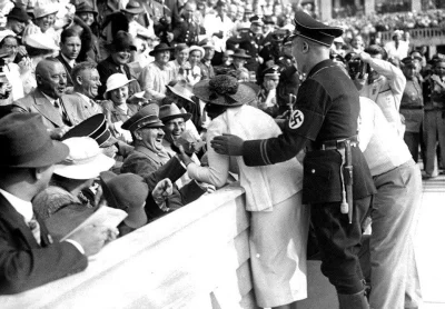 4ntymateria - Zadowolony Adolf Hitler po pocałunku dziewczyny na olimpiadzie w Berlin...