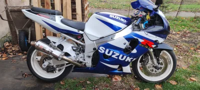 jerzy-bak - Noworoczna promocja tani 9500zł GSX-R 750 na sprzedaż.
Szyba z garbem ni...