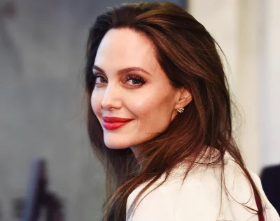 dsomgi00 - @Fekalny_okuratnik: Moja faworytka to Angelina Jolie. Też prawie 5 dyszek