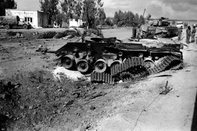 wfyokyga - Co się tak zgruzowało?xd W tle izraelski Centurion, wojna Jom Kippur 1973....
