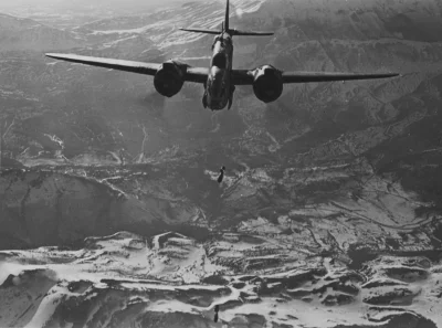wfyokyga - Amerykański samolot bombowy Martin A-30 Baltimore, zrzuca bomby na Włochy ...