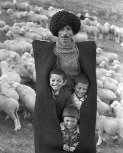 smooker - #starezdjecie #historia
A shepherd from the village of Kınalık with his ch...