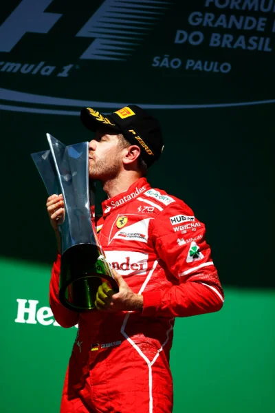 Selina - Sebastian Vettel całujący swoje trofeum za zwycięstwo w GP Brazylii 2017 (｡◕...