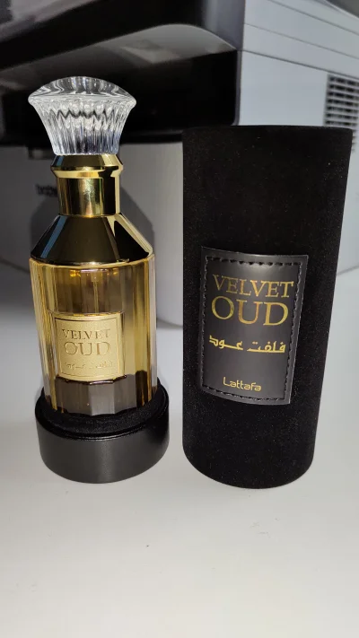 michelleclerc - Podbijam na sprzedaż Lattafę Velvet Oud 100ml bez kilku psikow. 80zł+...