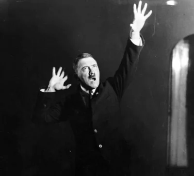4ntymateria - Adolf Hitler podczas próby przemówienia przed lustrem, 1925 r #niemcy #...