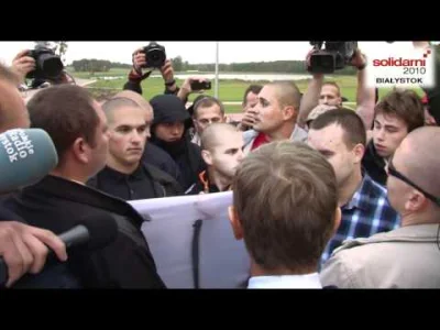 Zapaczony - @hekktik: albo podchodzi do protestujących i z nimi rozmawia (nie głosowa...
