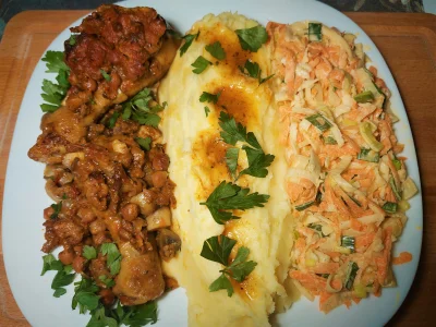 arinkao - Pałki z kurczaka pieczone w burrito z cieciorką i grzybami w towarzystwie s...