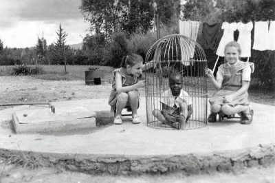 4ntymateria - Belgijskie dziewczynki bawiące się czarnym dzieckiem w klatce dla ptakó...